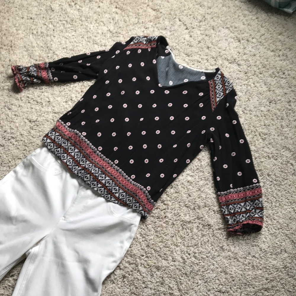 Cute 3/4 sleeve Mason &Belle shirt. Slight V neck